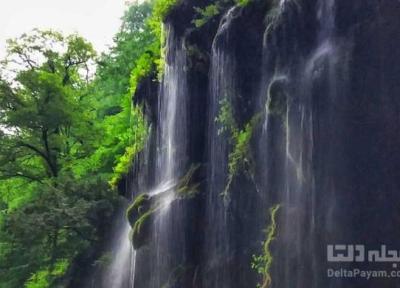غروب خورشید را در آبشار باران کوه تماشا کنید