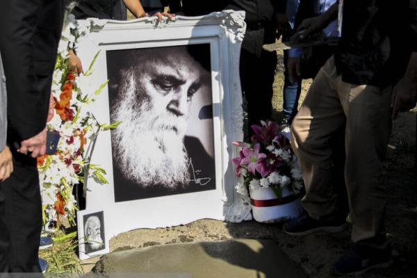 جدیدترین تصویر از مزار هوشنگ ابتهاج و درخت ارغوانی که همایون جدیدترین تصویر از مزار هوشنگ ابتهاج و درخت ارغوانی که همایون شجریان اهدا کرد
