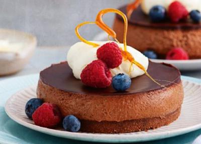 طرز تهیه کیک موس شکلاتی سه لایه به روشی آسان